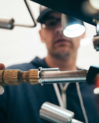 关于我们配图：团队在绿色自然环境中讨论健康方案，体现协作与成长